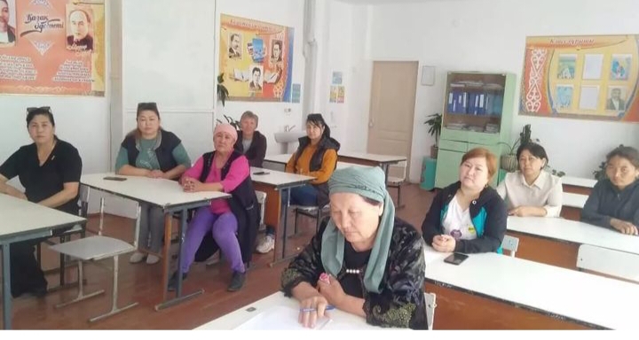 "Әкеңнің төріне сенбе,еткен еңбегіне сен"